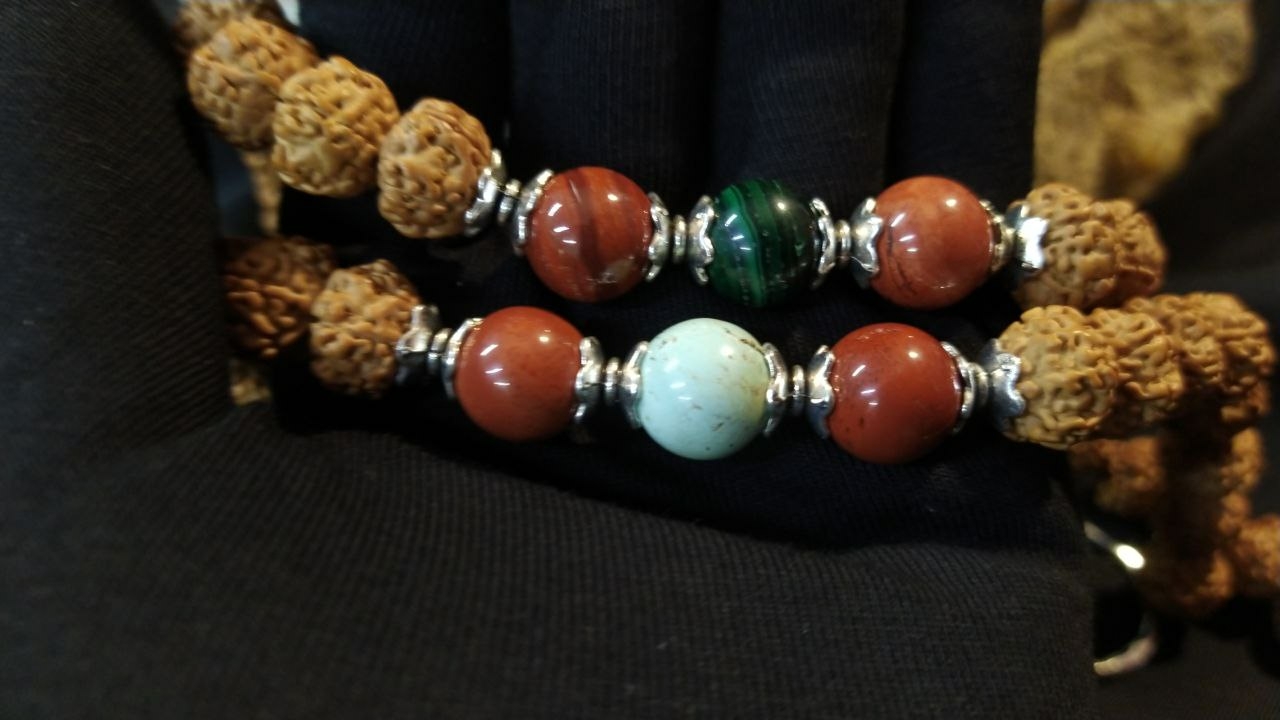 Ассиметричный роуп из натуральных рудракши, бирюзы, малахита и яшмы.