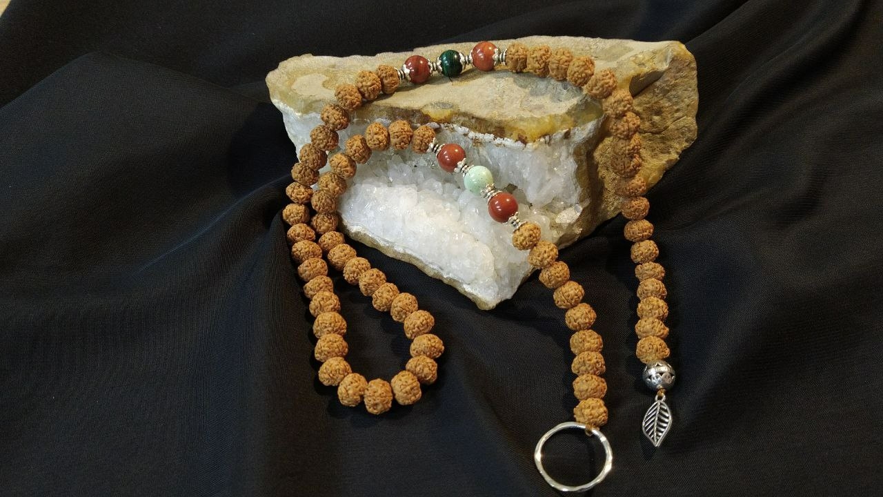 Ассиметричный роуп из натуральных рудракши, бирюзы, малахита и яшмы.