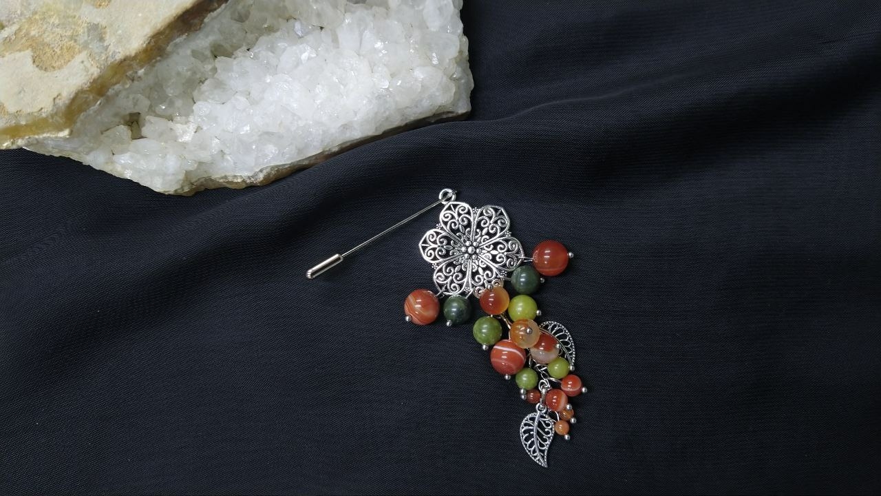 Брошь из натурального сердолика и мраморного оникса