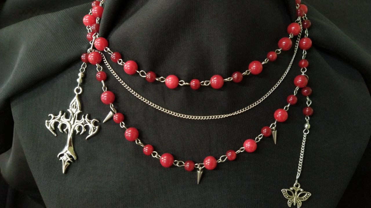 Колье из кварца в готическом стиле