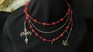 Колье из кварца в готическом стиле