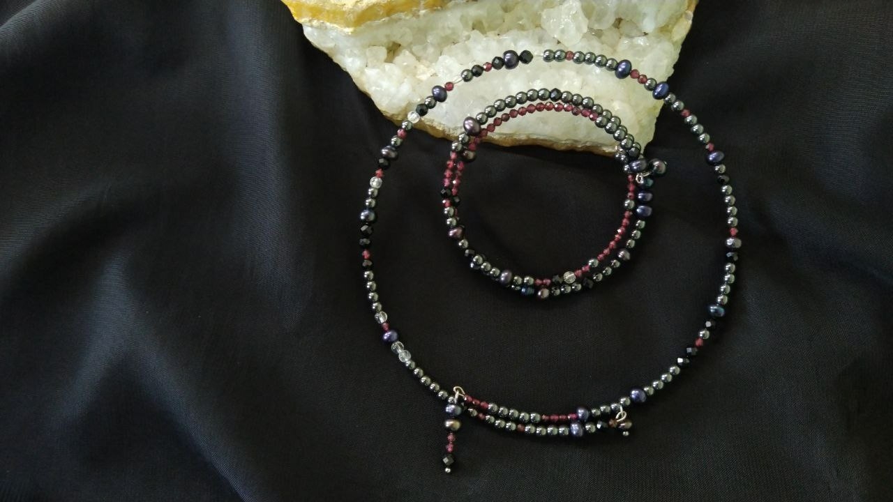 Комплект из натурального гематита, жемчуга, кварца, шпинели и граната