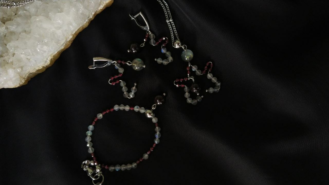 Комплект из натурального лабрадора и граната. 