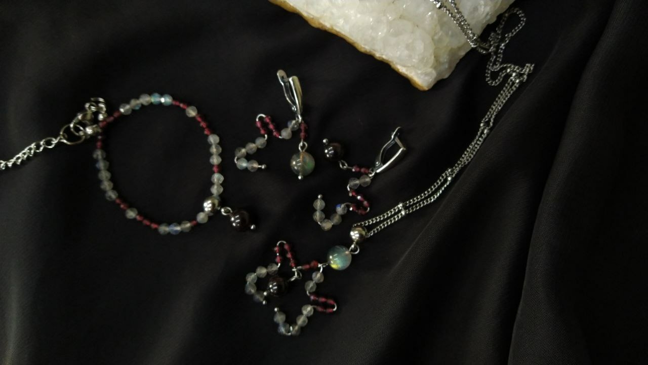 Комплект из натурального лабрадора и граната. 