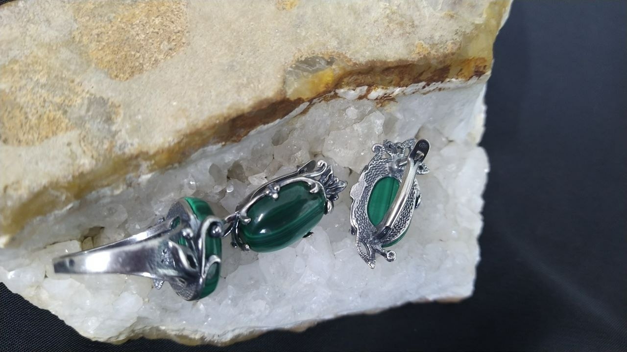 Комплект из натурального малахита - серьги и кольцо