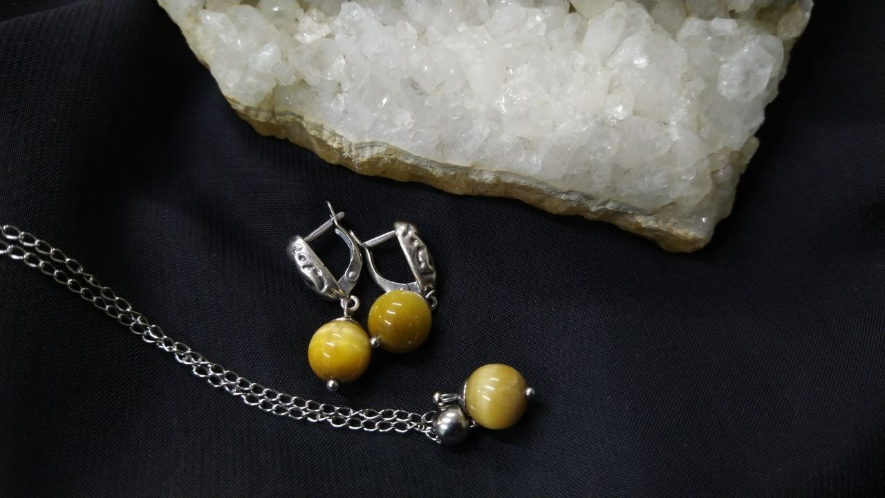 Комплект из натурального тигрового глаза золотистого цвета. Серьги и подвеска на цепочке.