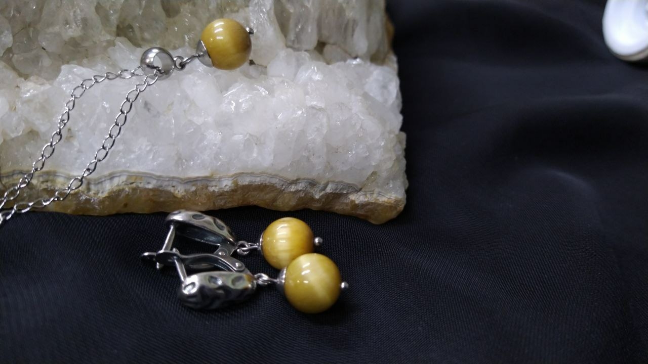 Комплект из натурального тигрового глаза золотистого цвета. Серьги и подвеска на цепочке.