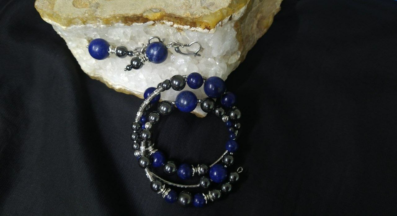 Комплект из натурального лазурита и натурального гематита. Браслет и серьги.