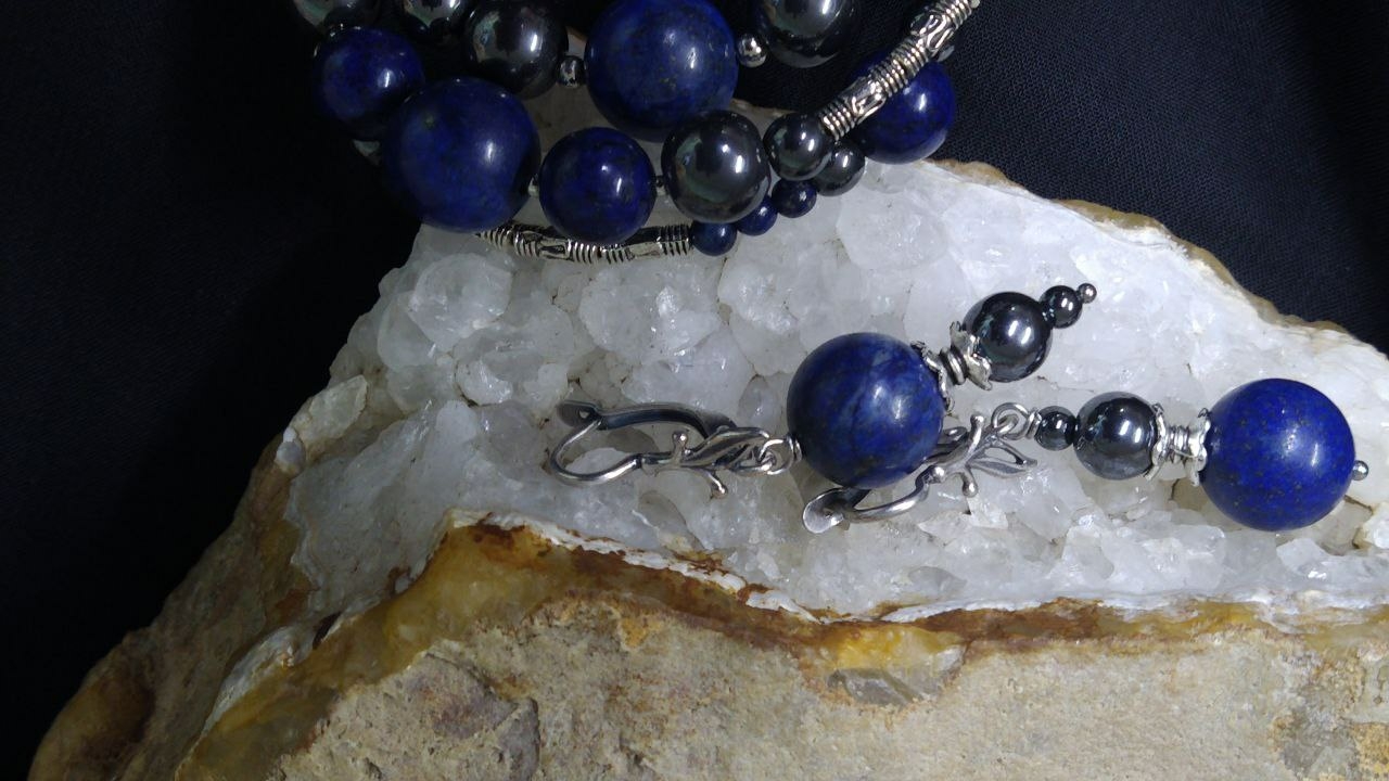 Комплект из натурального лазурита и натурального гематита. Браслет и серьги.