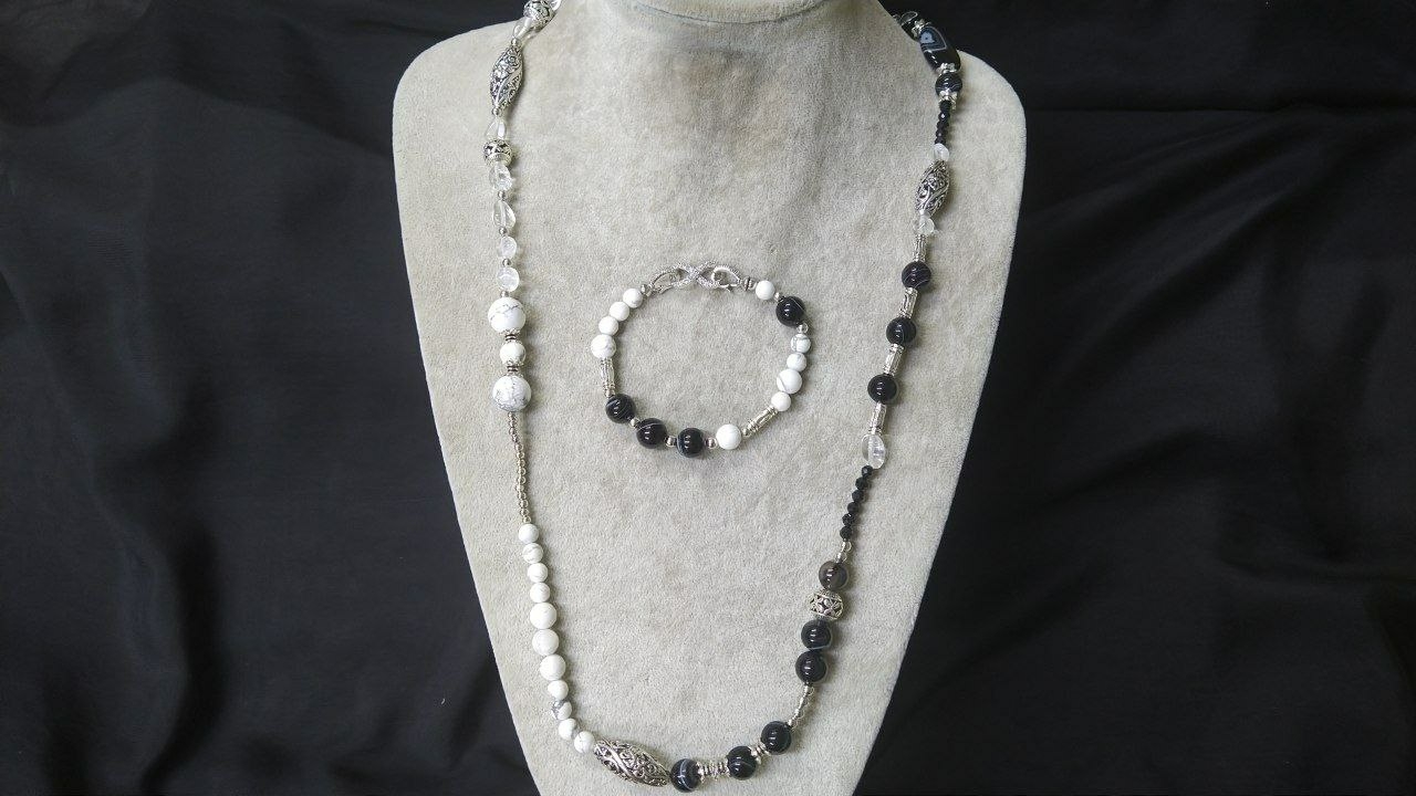 Комплект из натуральных камней: магнезит, горный хрусталь, чёрный агат, чёрная шпинель