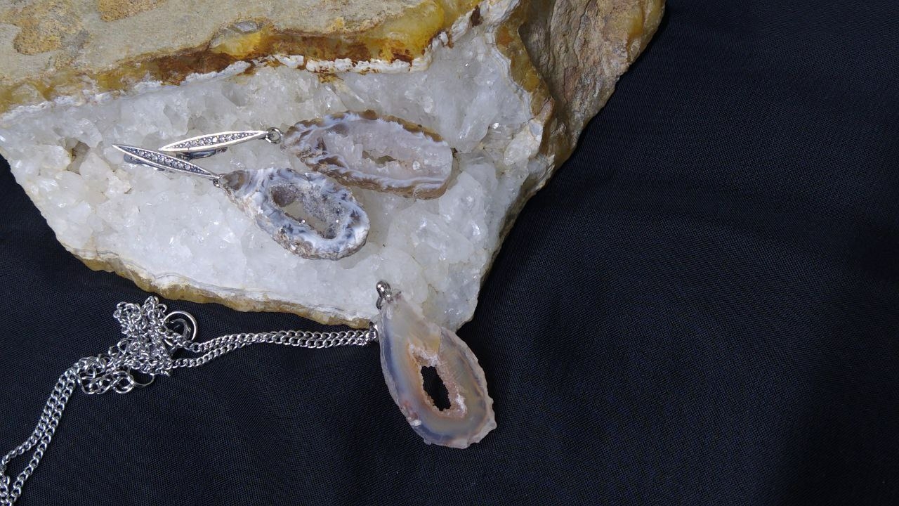 Комплект из срезов натурального агата. Серьги и подвеска