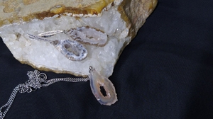 Комплект из срезов натурального агата. Серьги и подвеска