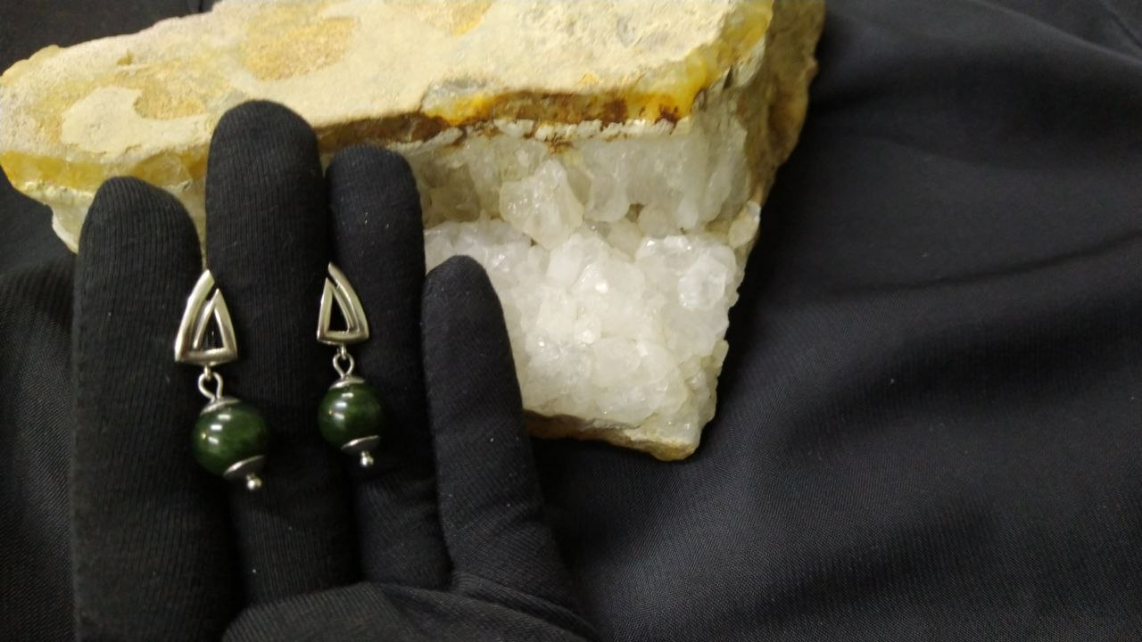 Серьги из натурального нефрита темно-зелёного цвета