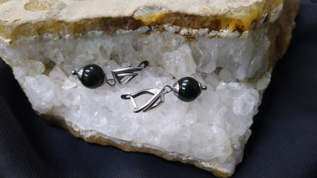 Серьги из натурального нефрита темно-зелёного цвета